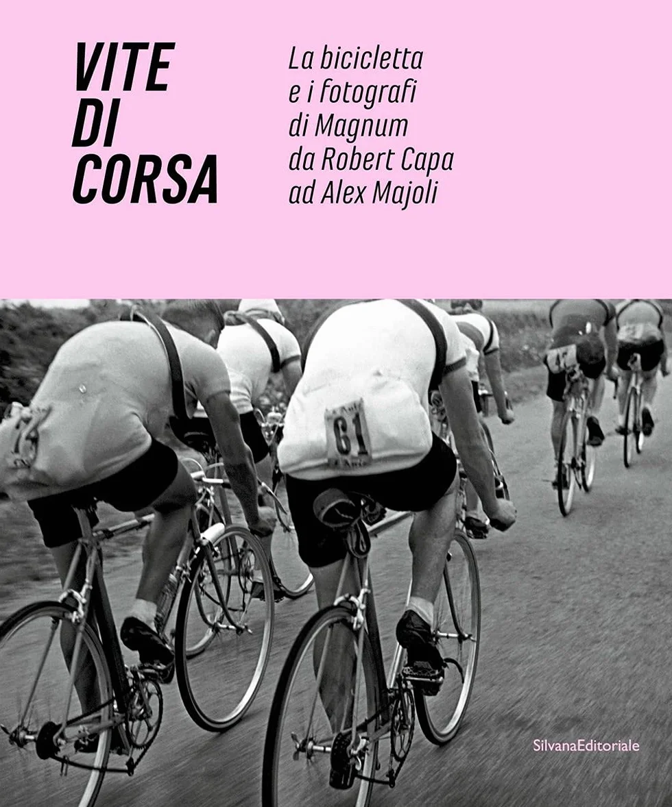 Vite di corsa. La bicicletta e i fotografi di Magnum da Robert Capa ad Alex Majoli. Ediz. italiana e inglese